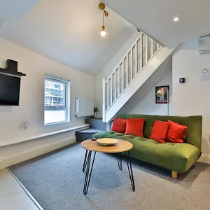 https://cosy-mezzanine-flat-in-vibrant-area-walking-distance-to.cardiffhotelswales.com